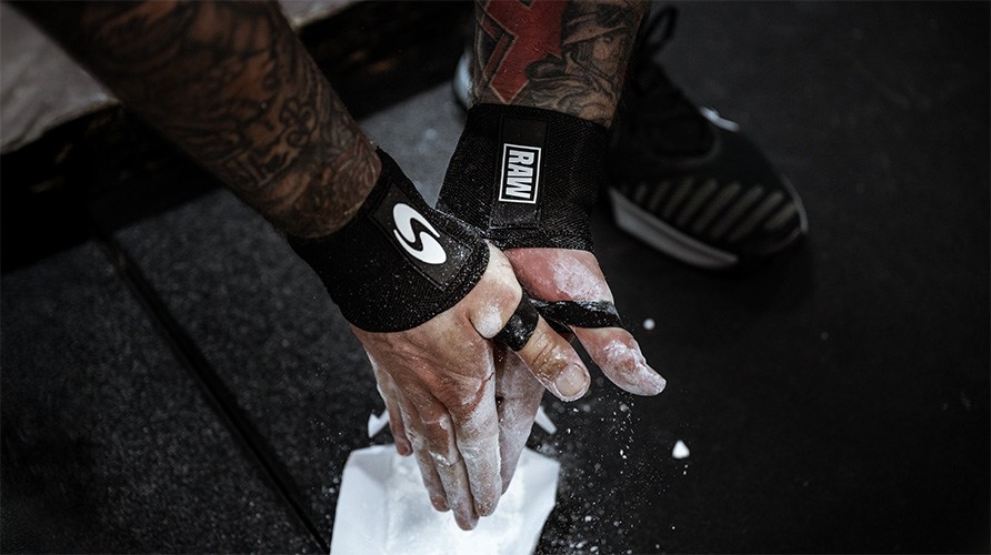 Kaksi k�tt� hierovat kalkkia k�siins� saliymp�rist�ss�.